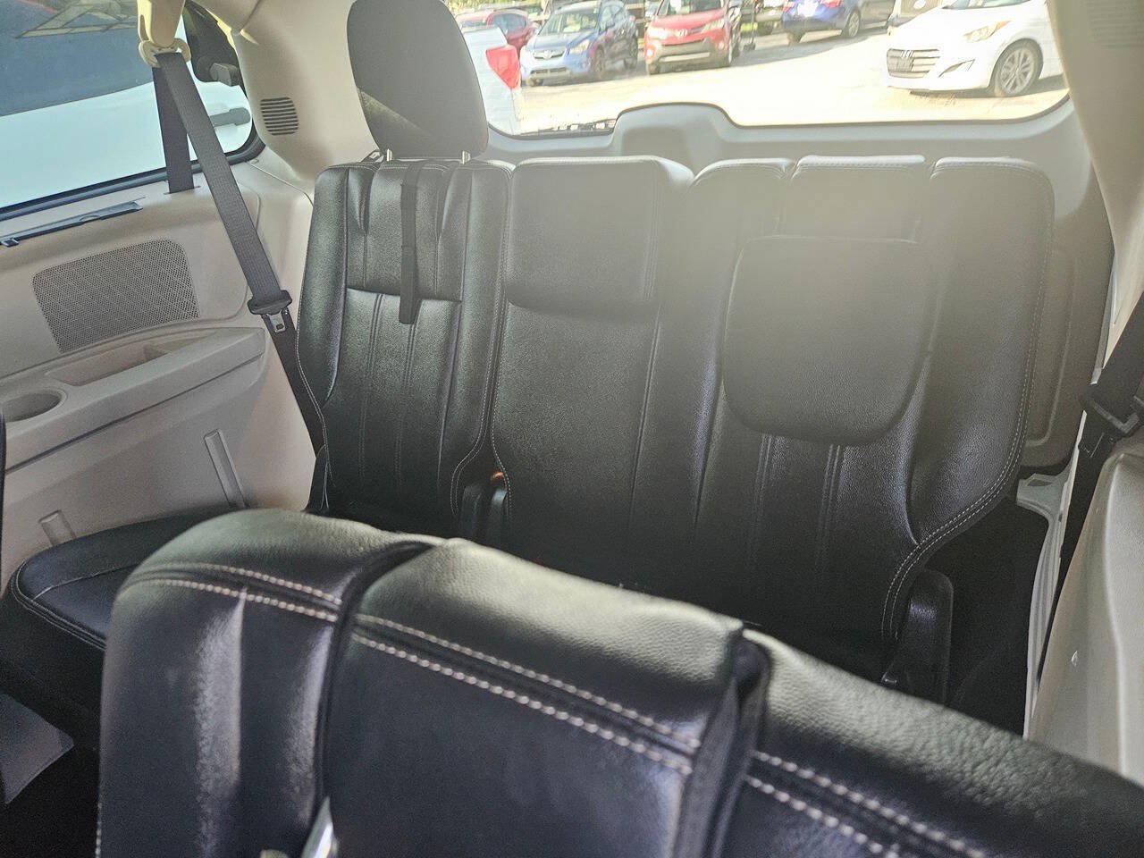 Used 2016 Chrysler Town & Country Touring FWD image 33