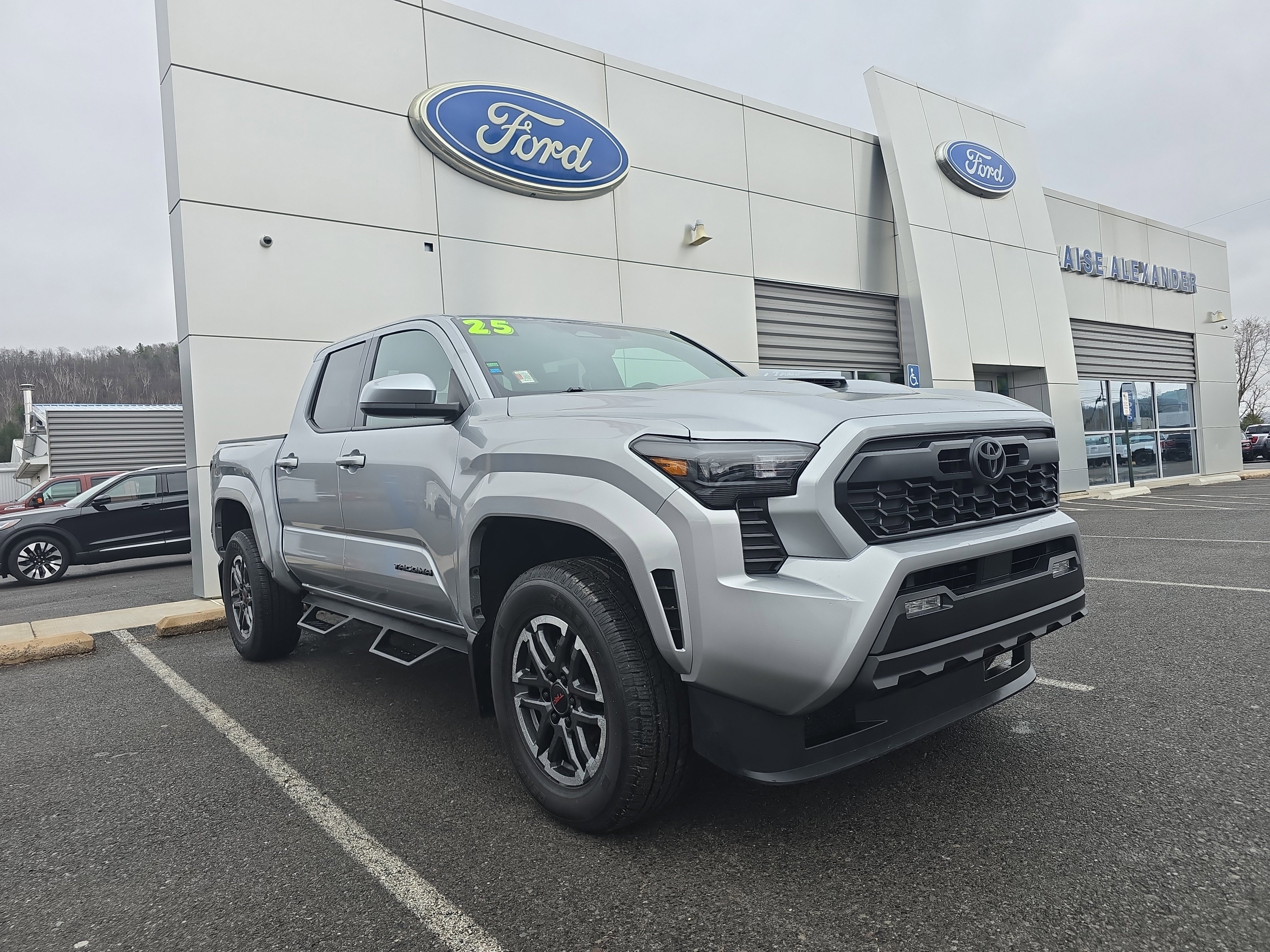 Used 2025 Toyota Tacoma TRD Sport image 1
