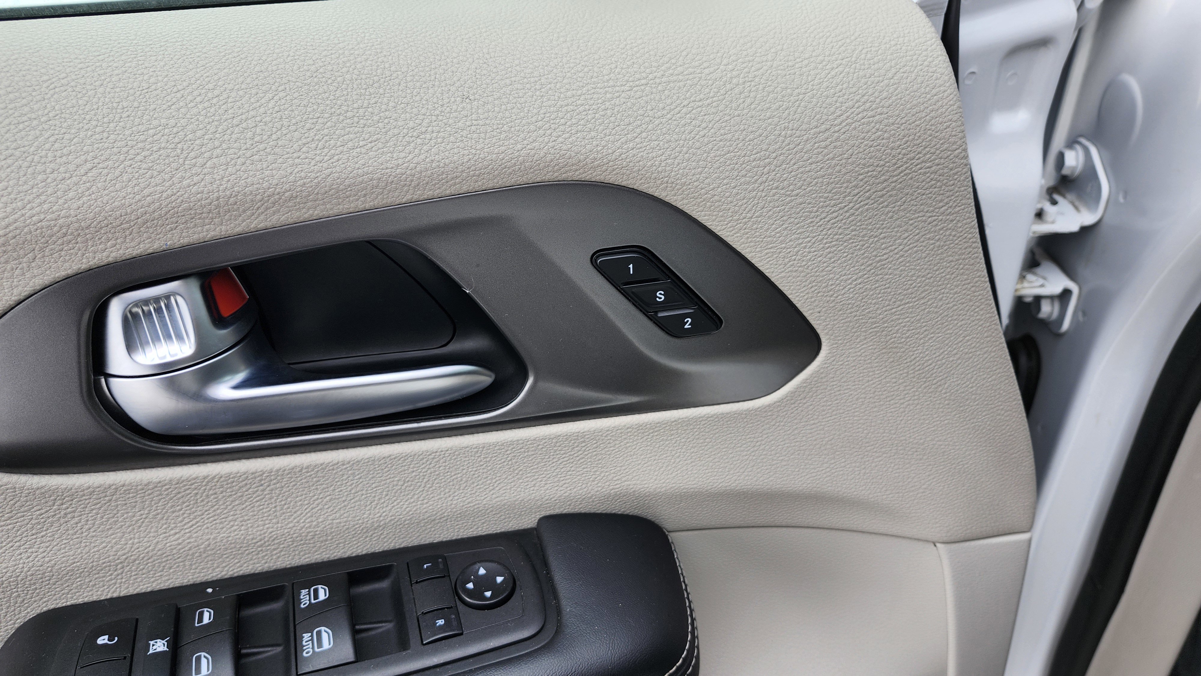 Used 2023 Chrysler Pacifica Touring-L image 23