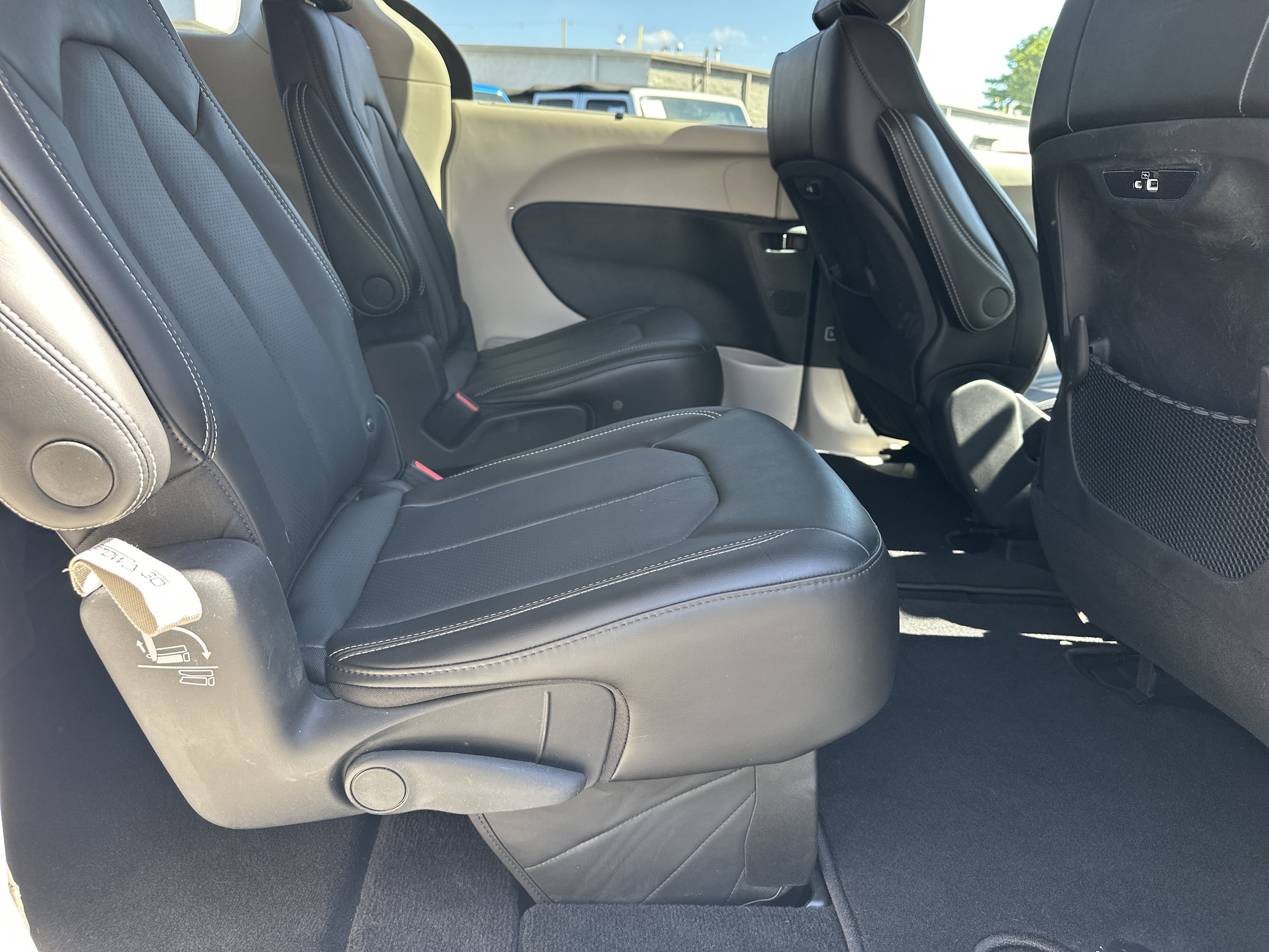 Used 2023 Chrysler Pacifica Touring-L AWD/4WD image 17