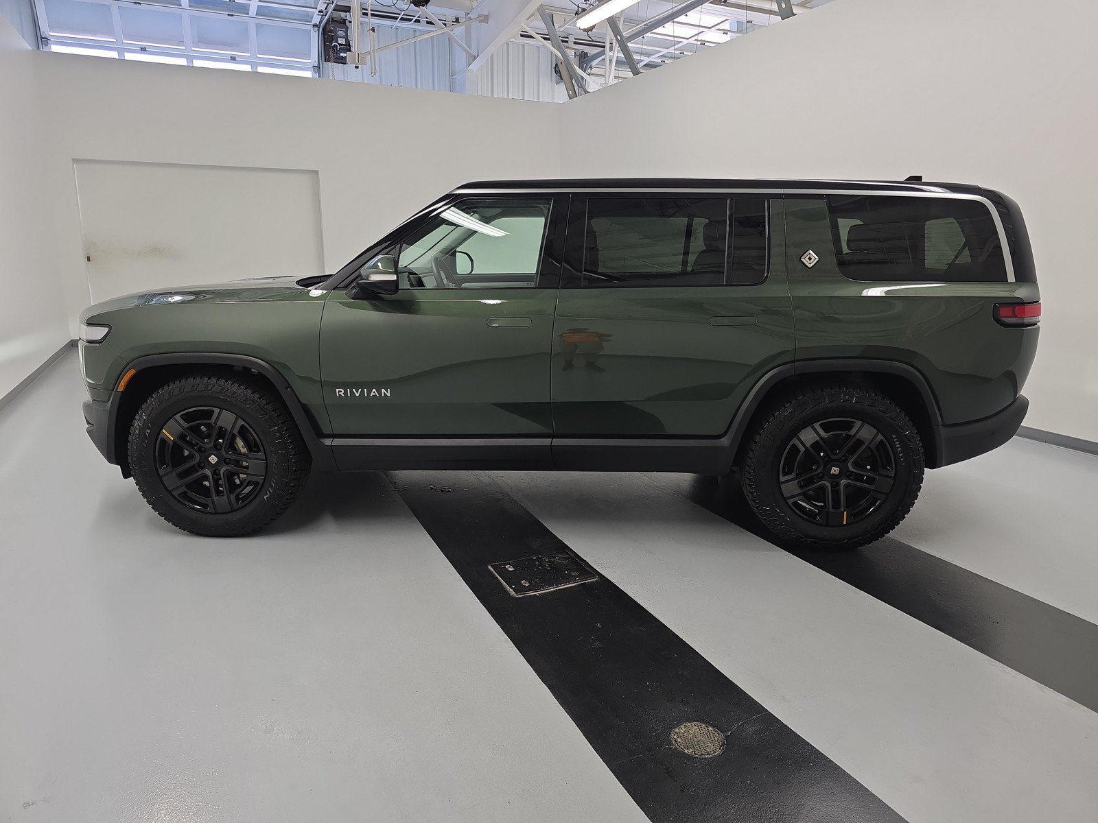 Used 2024 Rivian R1S Adventure AWD/4WD image 2