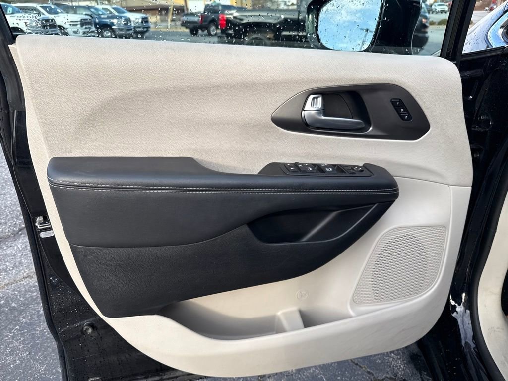 Used 2024 Chrysler Pacifica Touring-L image 19