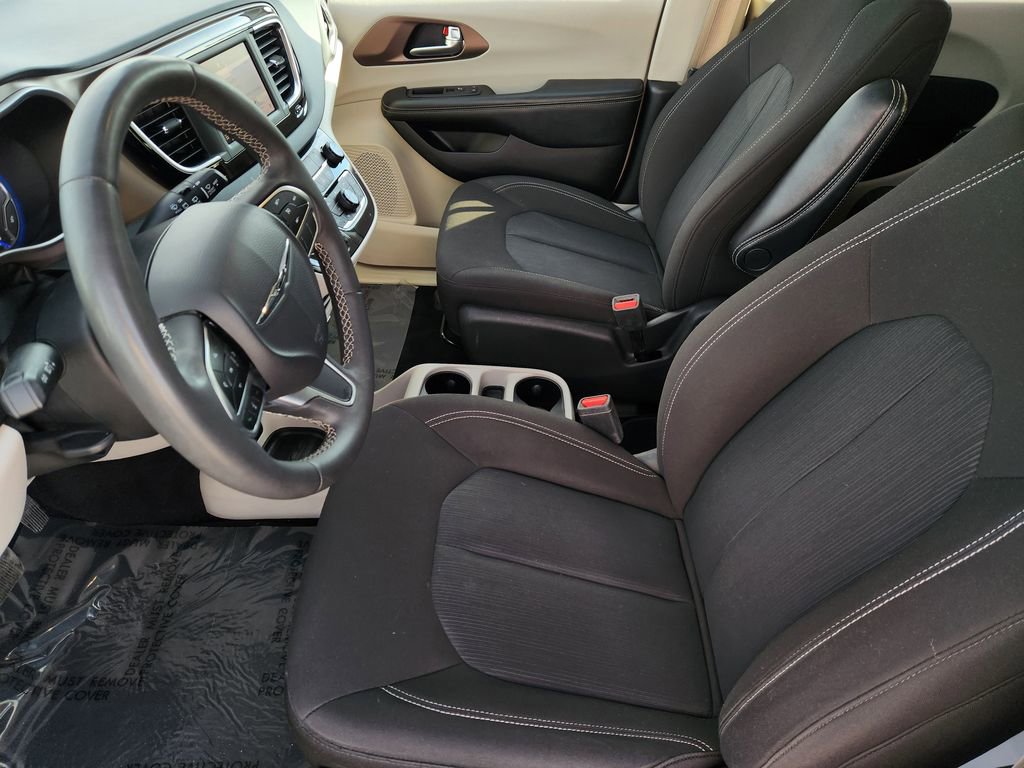 Used 2023 Chrysler Voyager LX image 14