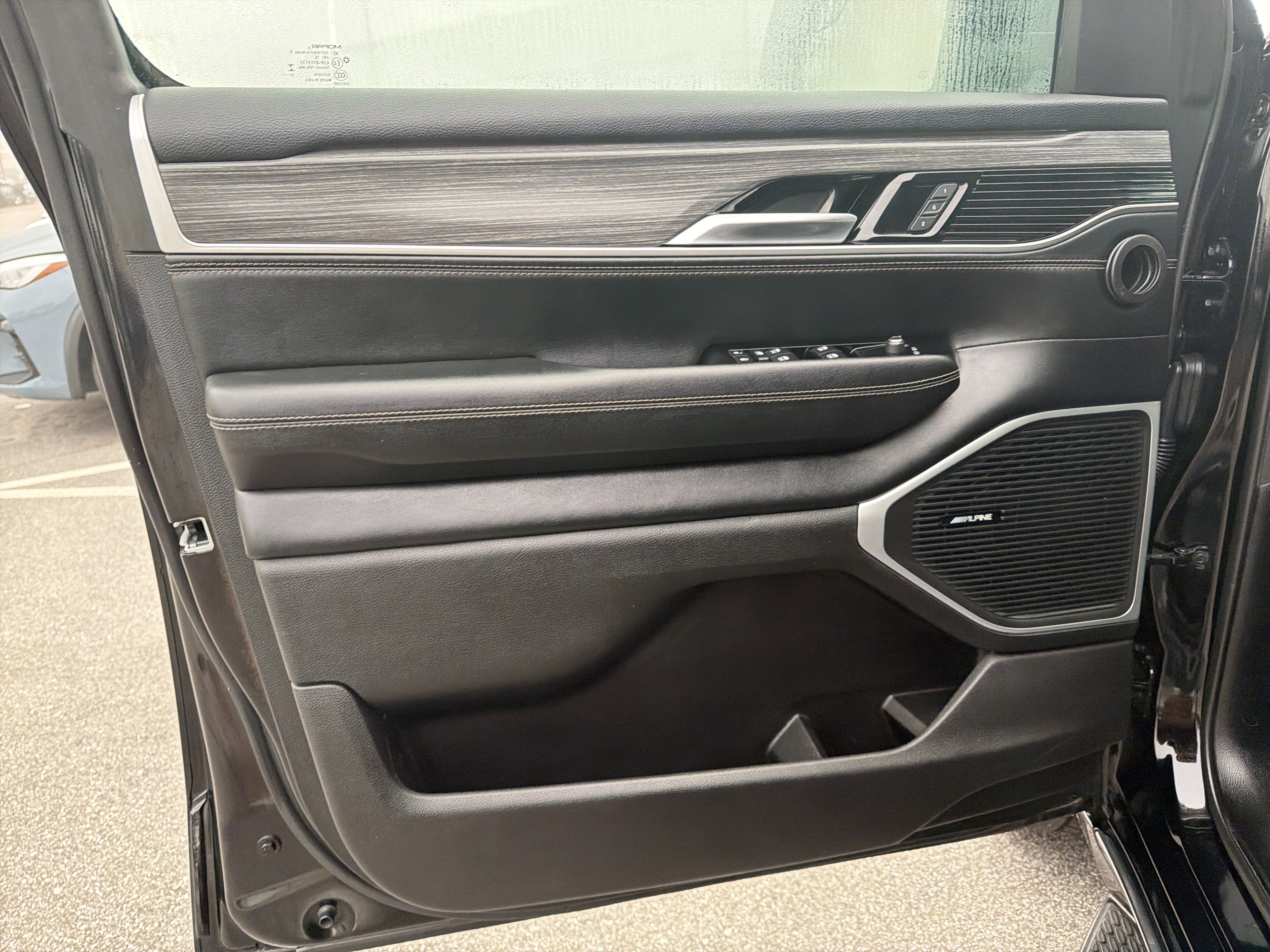 Used 2024 Jeep Wagoneer Series II w/ Flexible Seating Group image 11