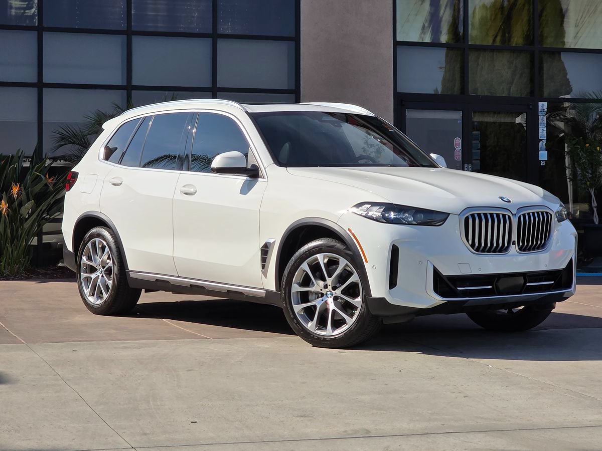 Used 2024 BMW X5 xDrive40i w/ Parking Assistance Package AWD/4WD image 3