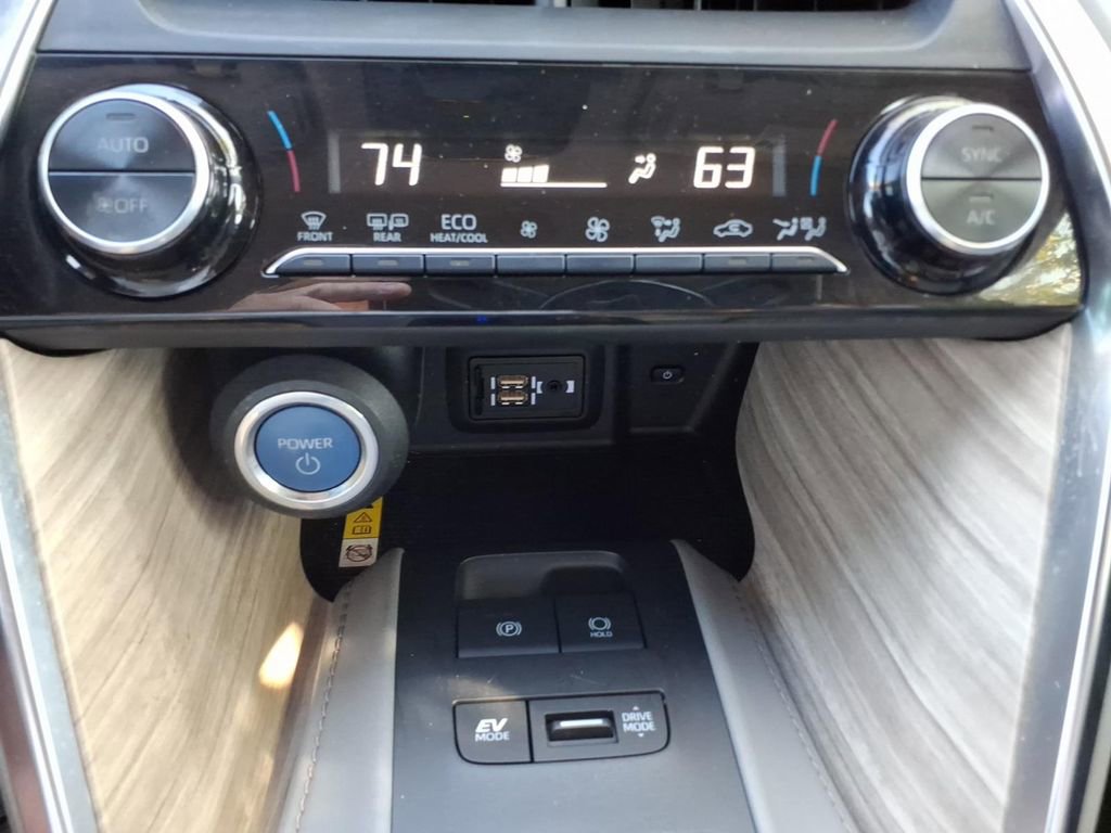 Used 2021 Toyota Venza XLE w/ Carpet Mat Package (TMS) AWD/4WD image 23