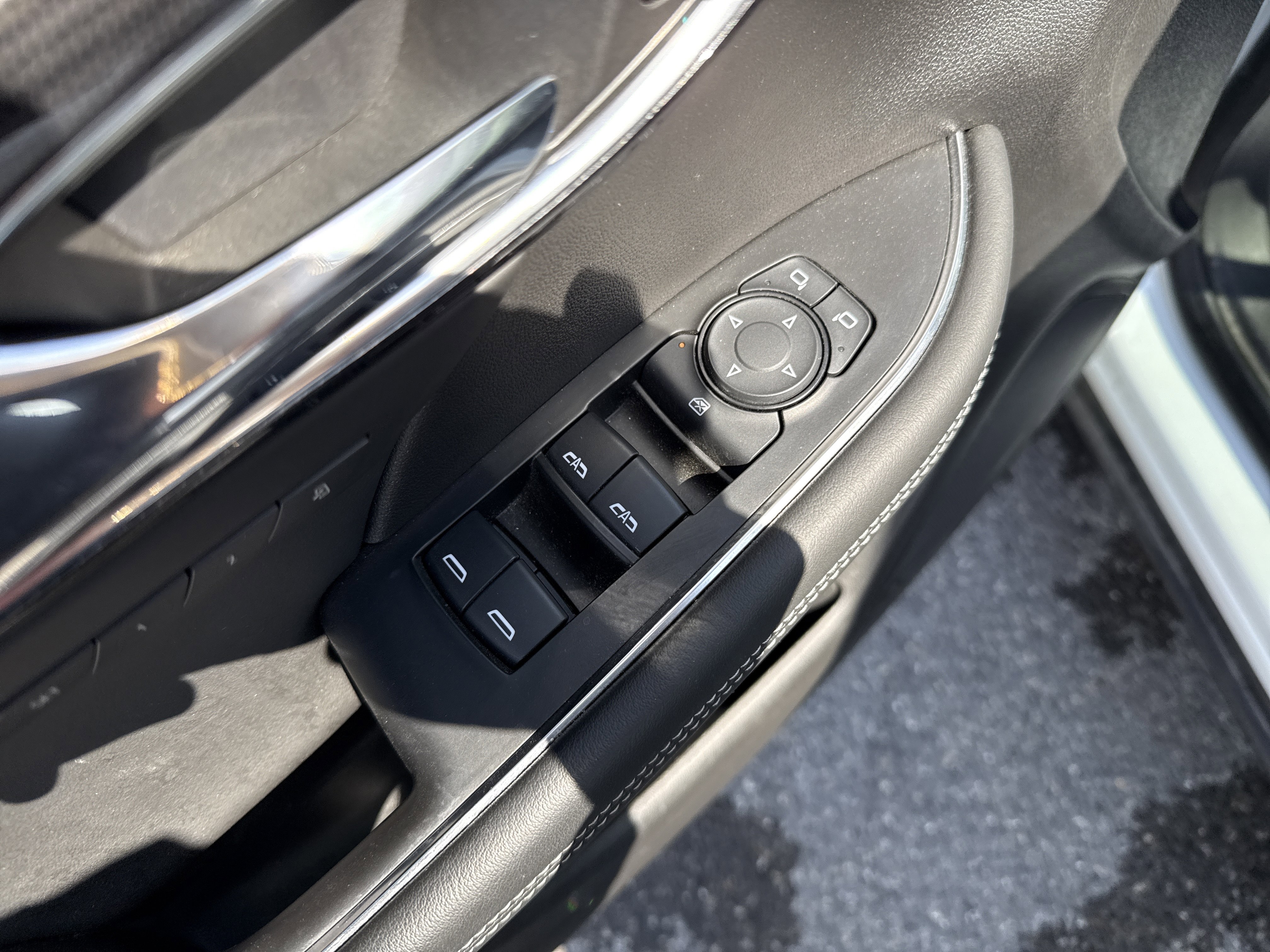 Used 2023 Buick Envision Essence w/ Sport Touring Package image 16