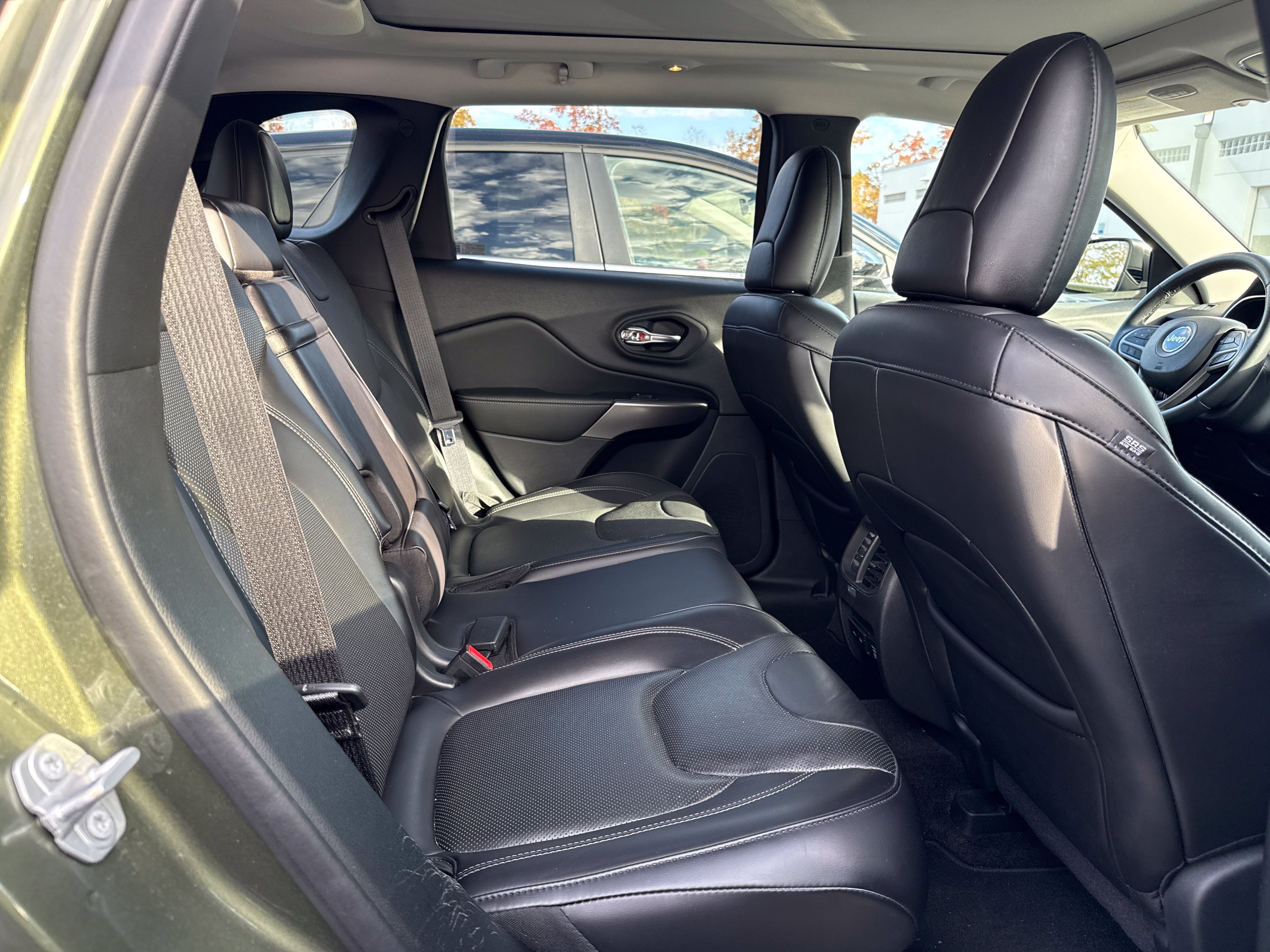 Used 2019 Jeep Cherokee Limited w/ Luxury Group AWD/4WD image 18