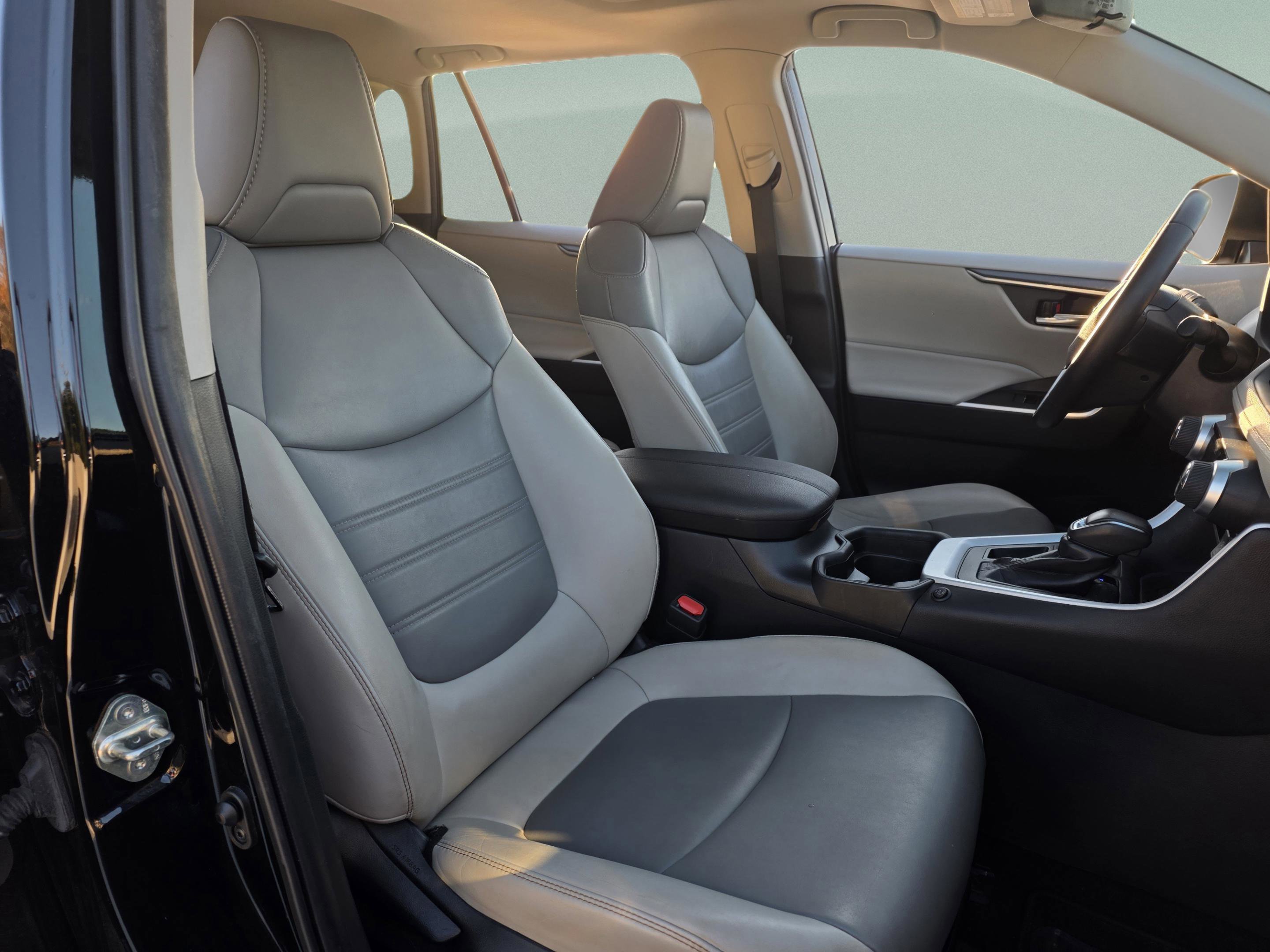 Used 2020 Toyota RAV4 XLE Premium image 23