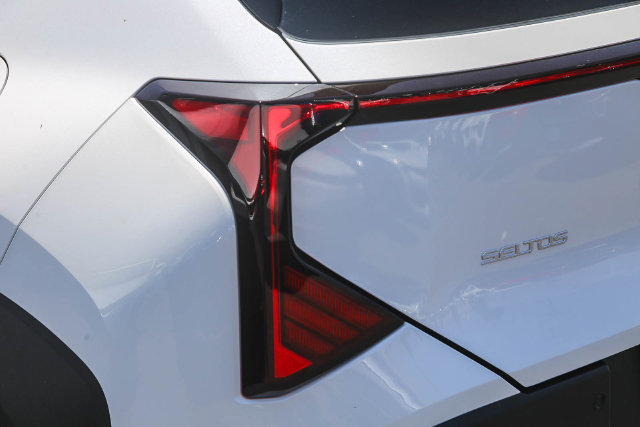 New 2027 Kia Seltos LX FWD image 17