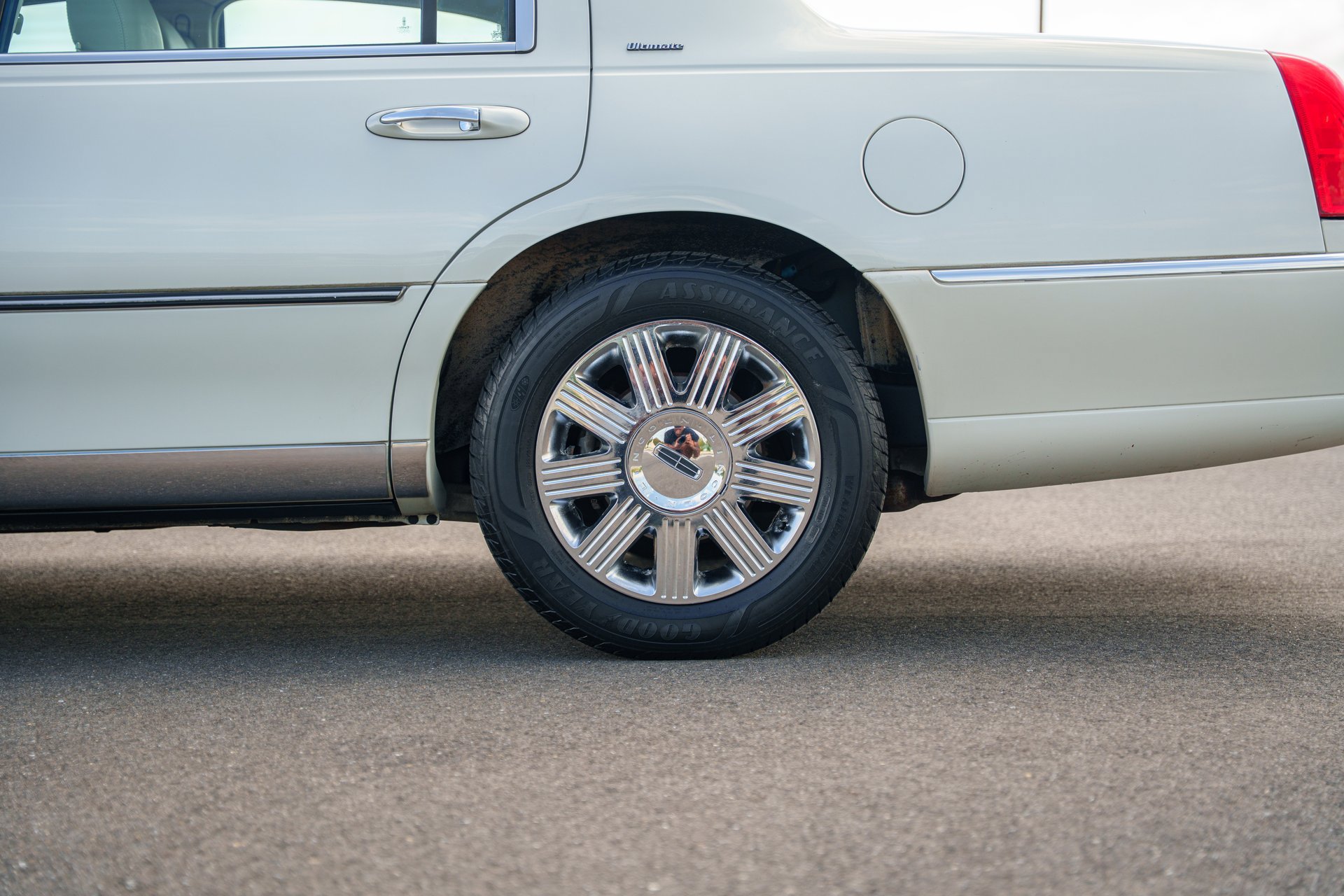 Used 2004 Lincoln Town Car Ultimate RWD image 18