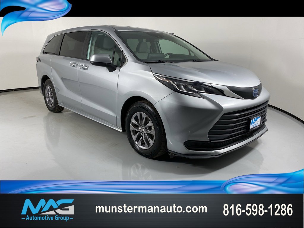 Used 2023 Toyota Sienna LE image 1