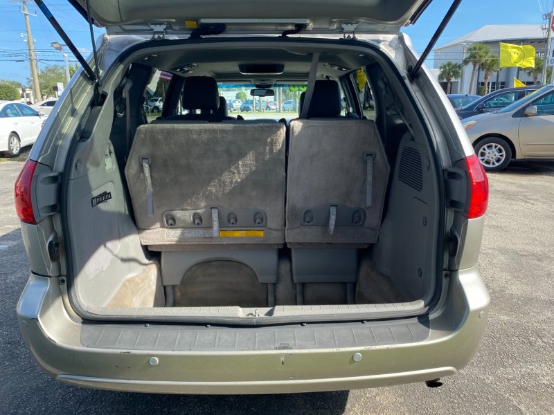 Used 2009 Toyota Sienna 5dr 7-Pass Van XLE AWD image 17