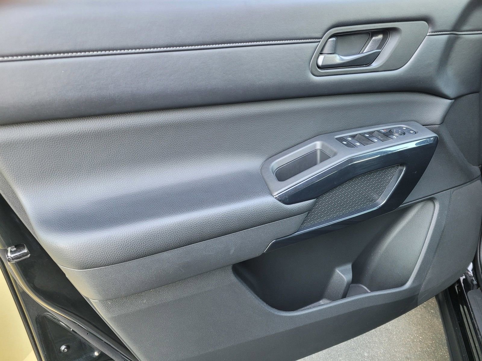 Used 2024 Nissan Pathfinder SV image 16