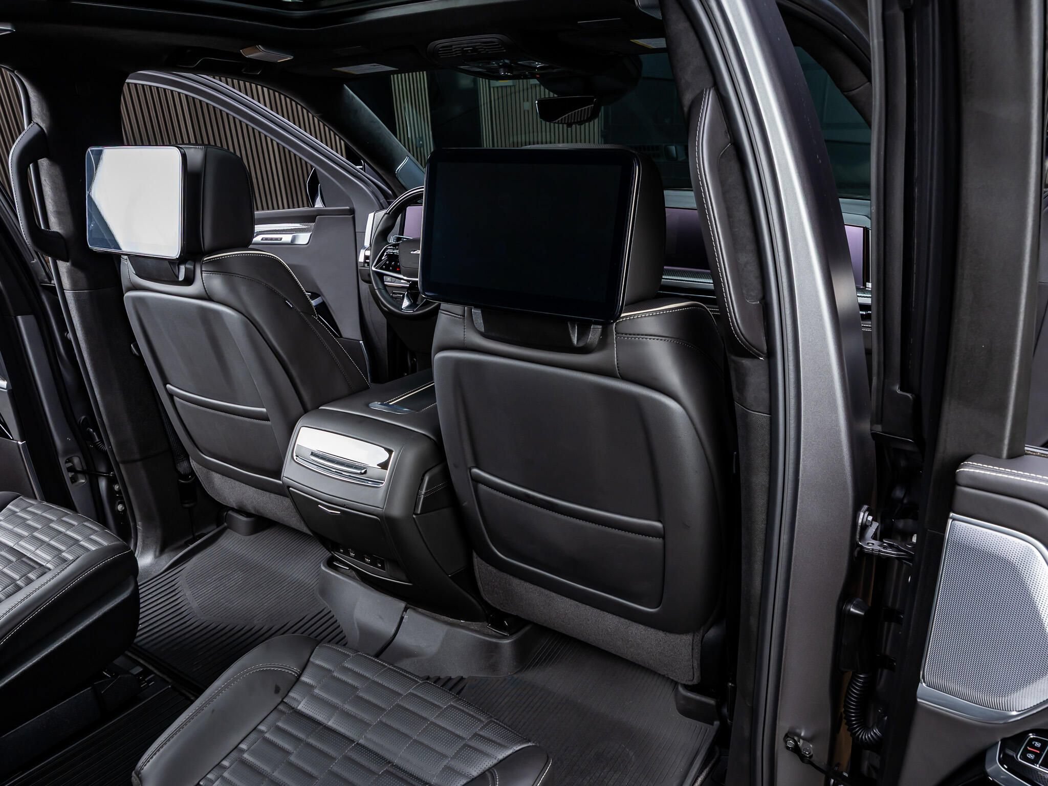 Used 2026 Cadillac Escalade V w/ LPO, Onyx Lite Package AWD/4WD image 29