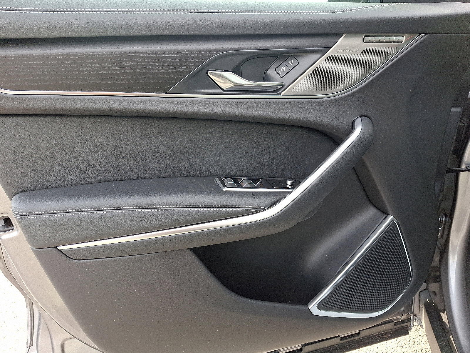 New 2025 Jaguar F-PACE R-Dynamic S image 10