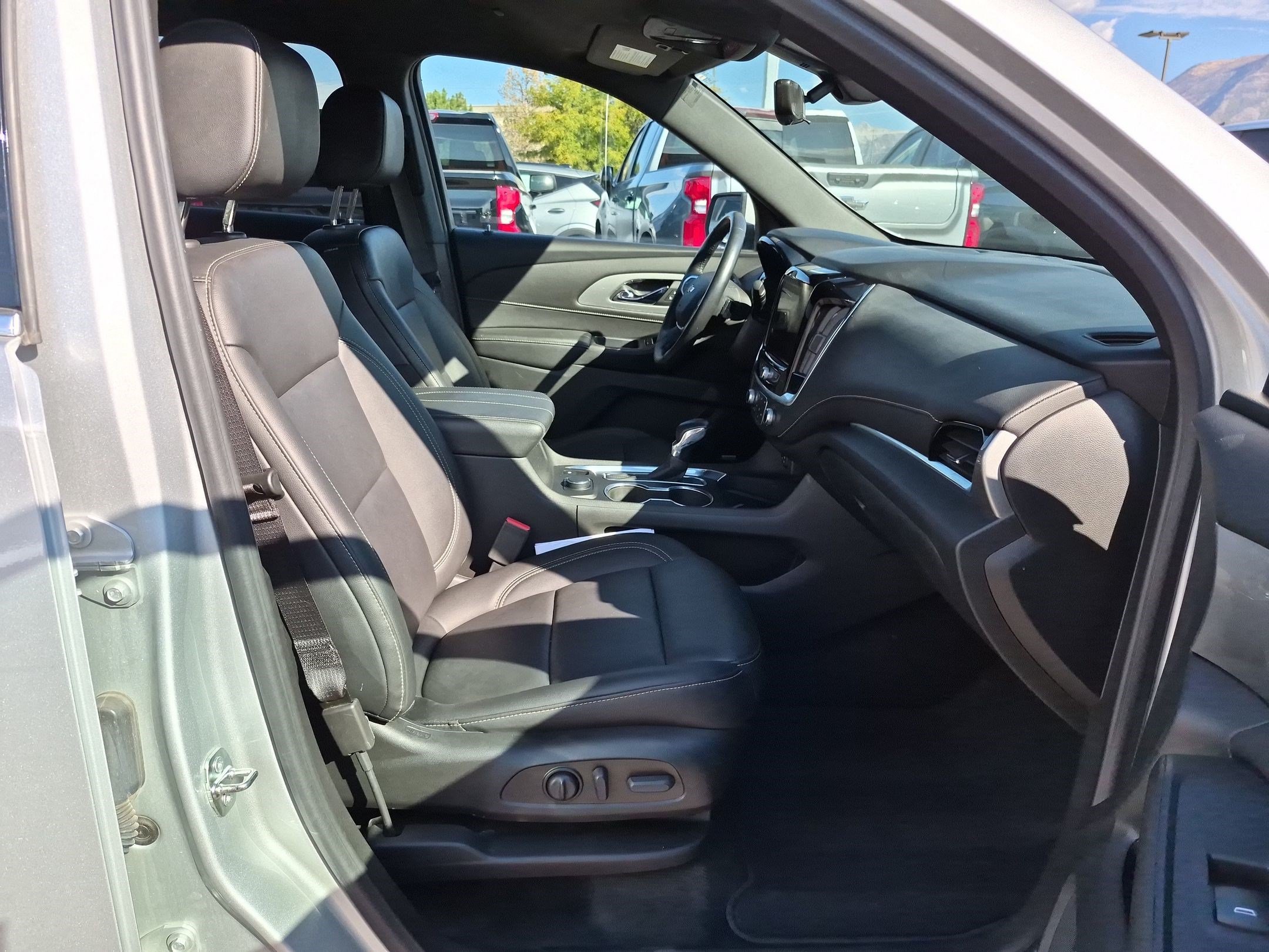 Used 2022 Chevrolet Traverse LT w/ LT Premium Package AWD/4WD image 30