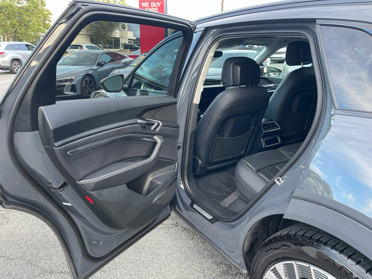 Used 2024 Audi Q8 e-tron Premium Plus w/ Premium Plus Package image 39