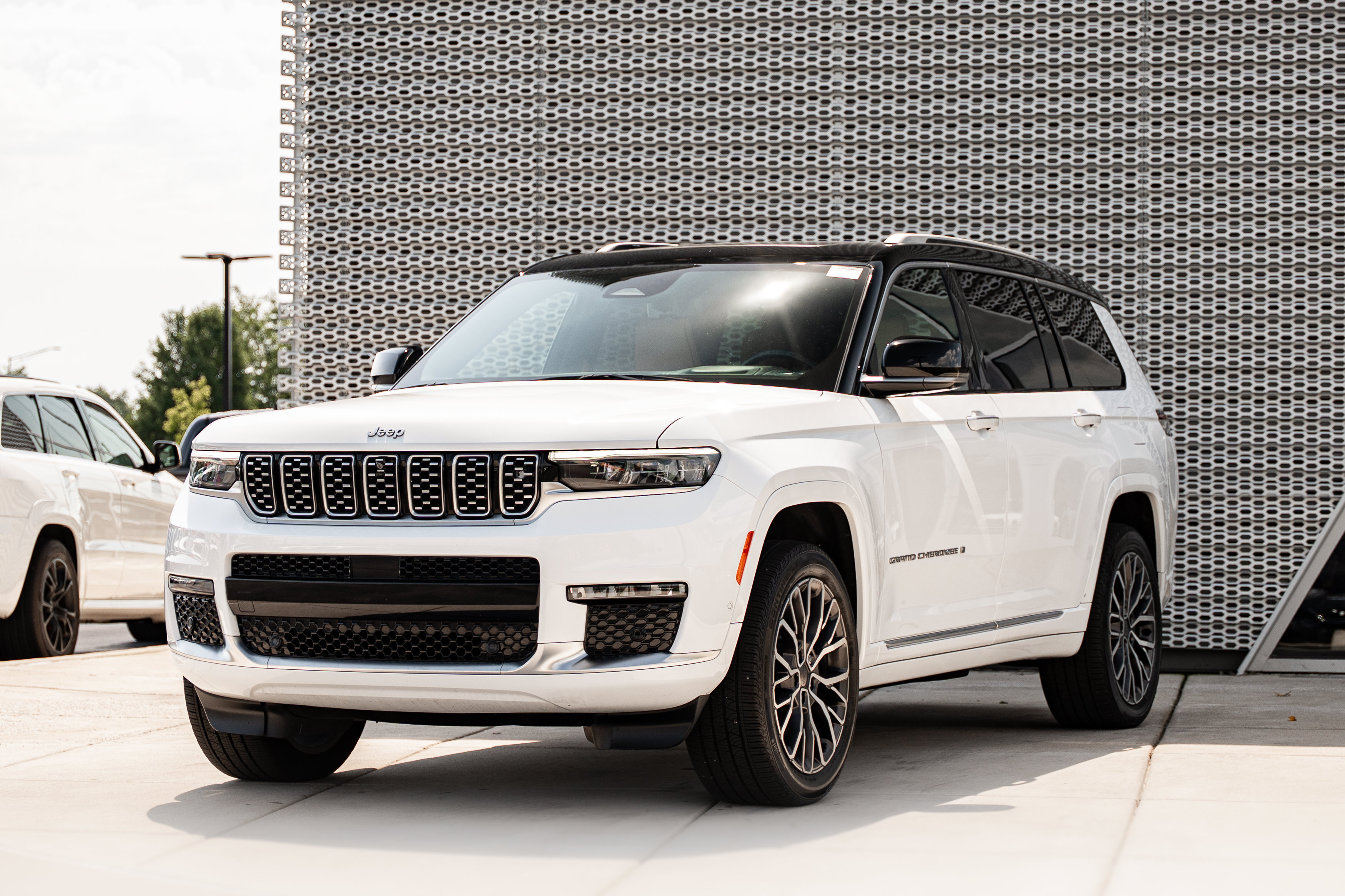 Used 2021 Jeep Grand Cherokee L Summit AWD/4WD image 7