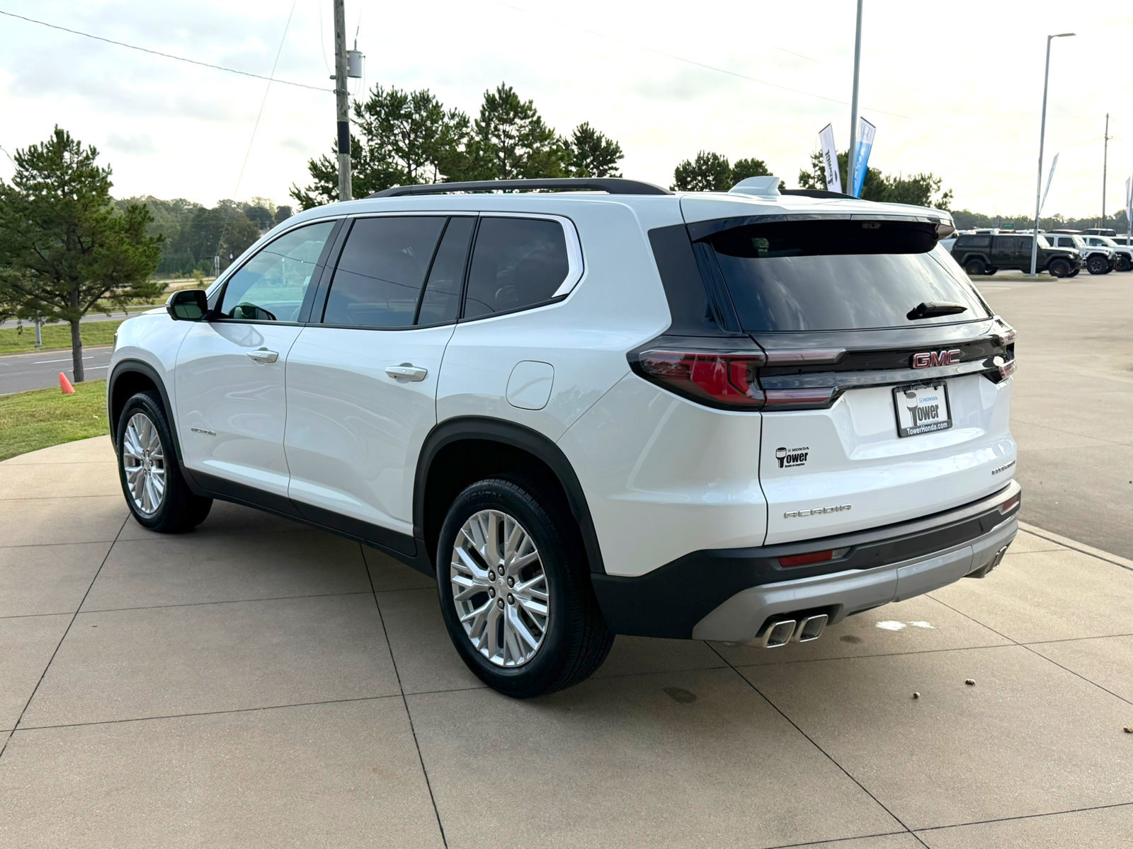 Used 2026 GMC Acadia Elevation w/ Elevation Premium Package FWD image 4