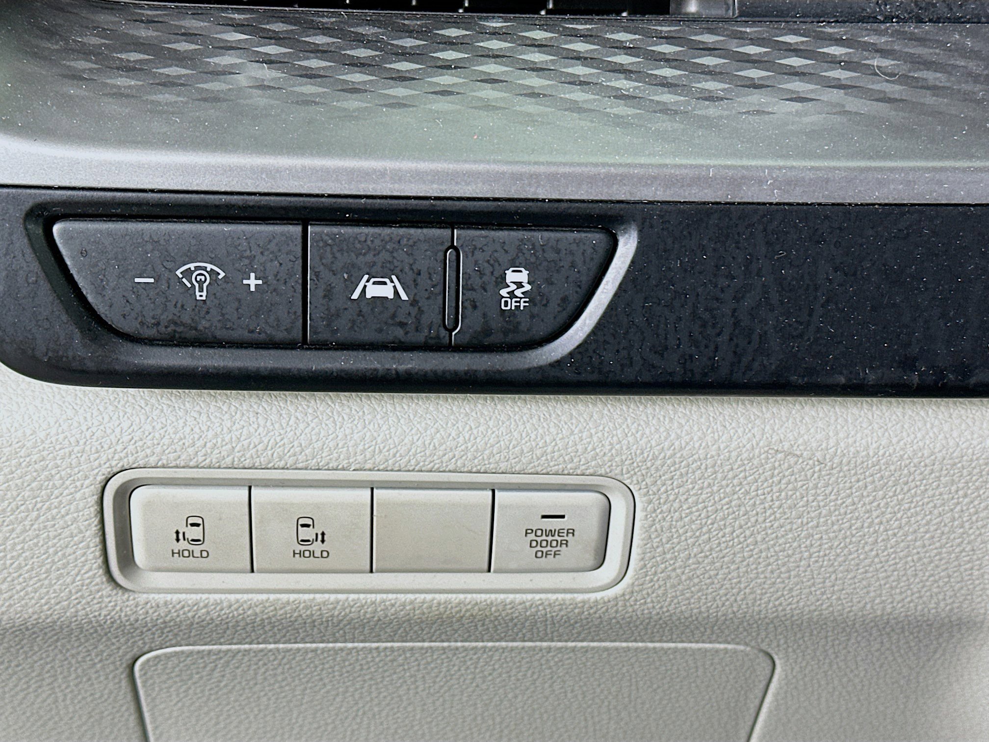 Used 2024 Kia Carnival LX image 17