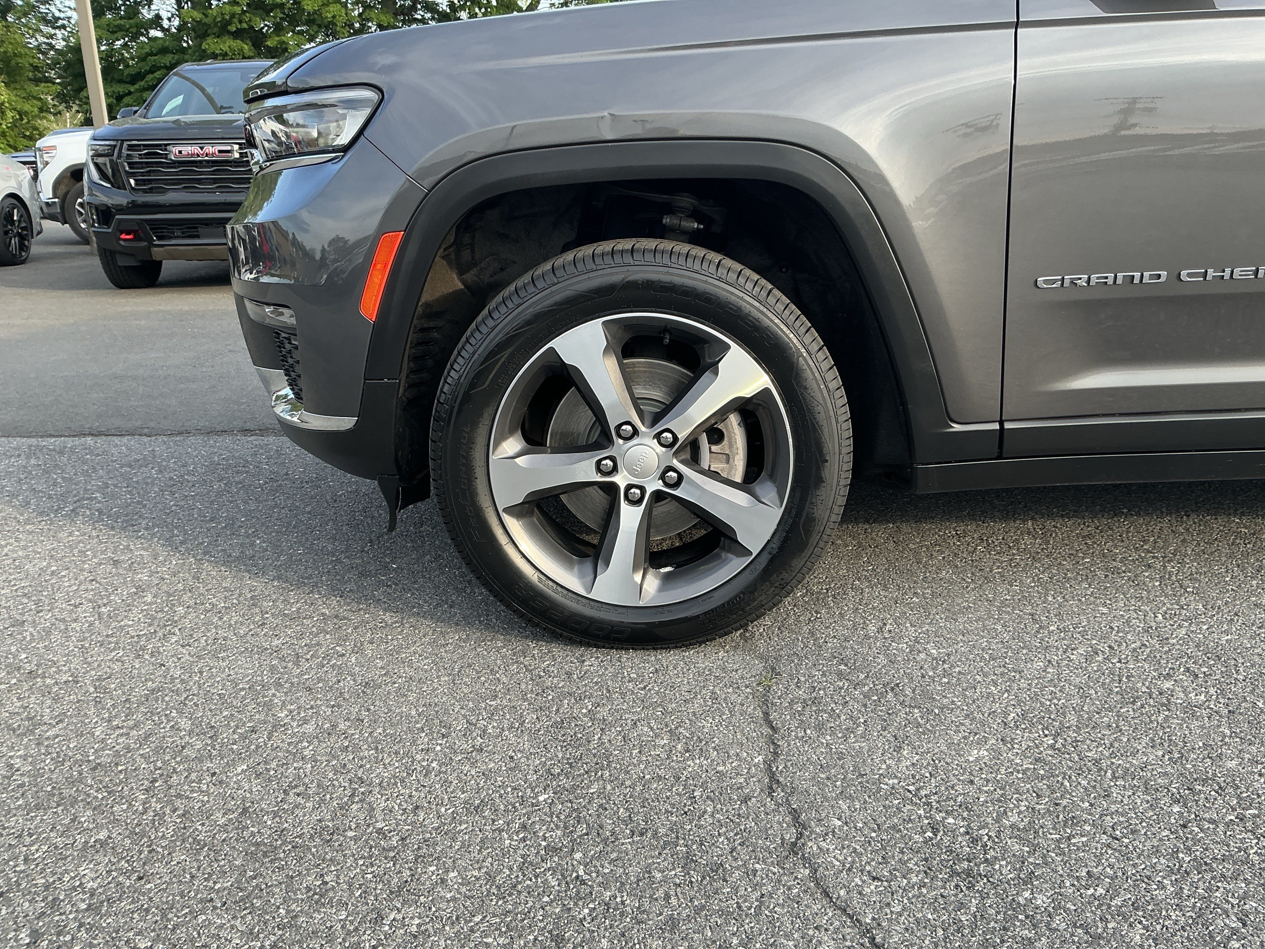 Used 2023 Jeep Grand Cherokee L Limited AWD/4WD image 9