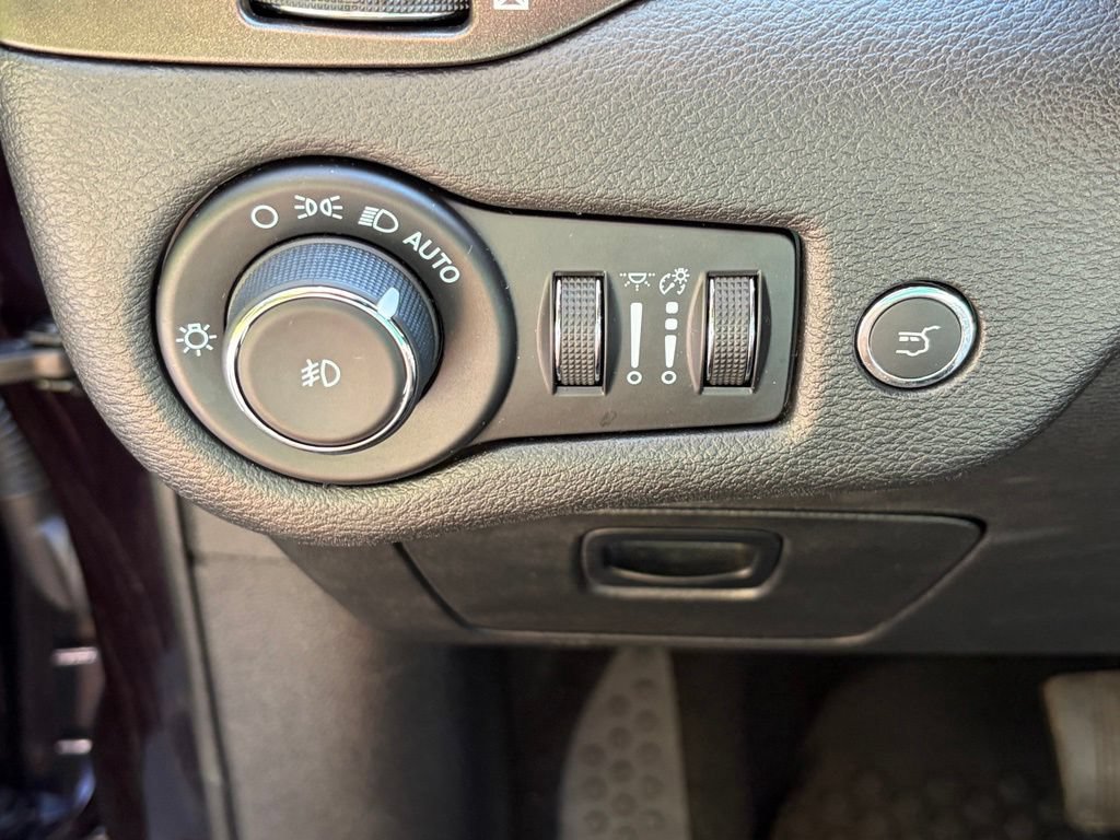 Used 2021 Jeep Cherokee Trailhawk w/ Technology Group AWD/4WD image 24