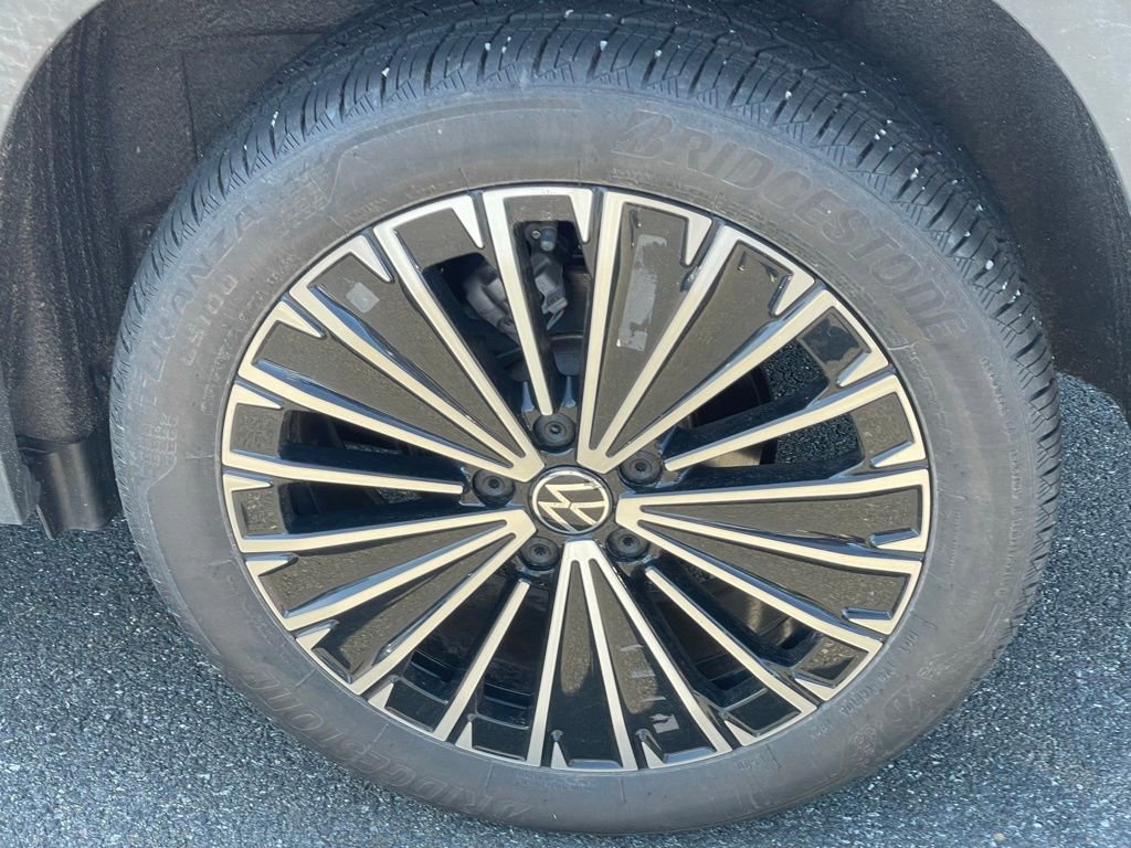 Certified 2025 Volkswagen Taos SE w/ Panoramic Sunroof Package image 26