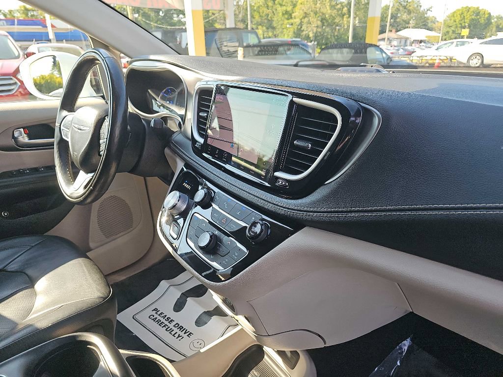 Used 2022 Chrysler Pacifica Touring-L w/ Uconnect Theater Family Group image 66