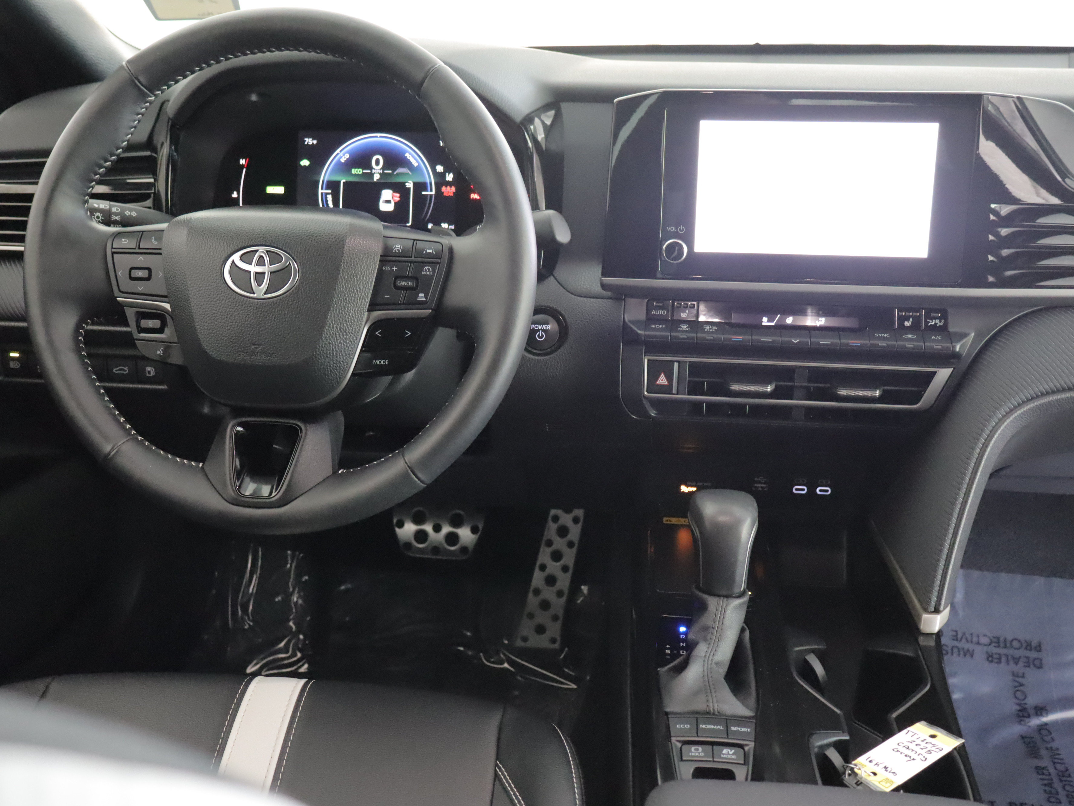 Used 2025 Toyota Camry SE w/ Convenience Package FWD image 2