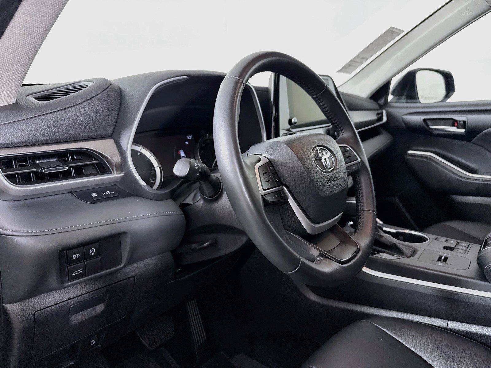 Certified 2025 Toyota Highlander XLE FWD image 4