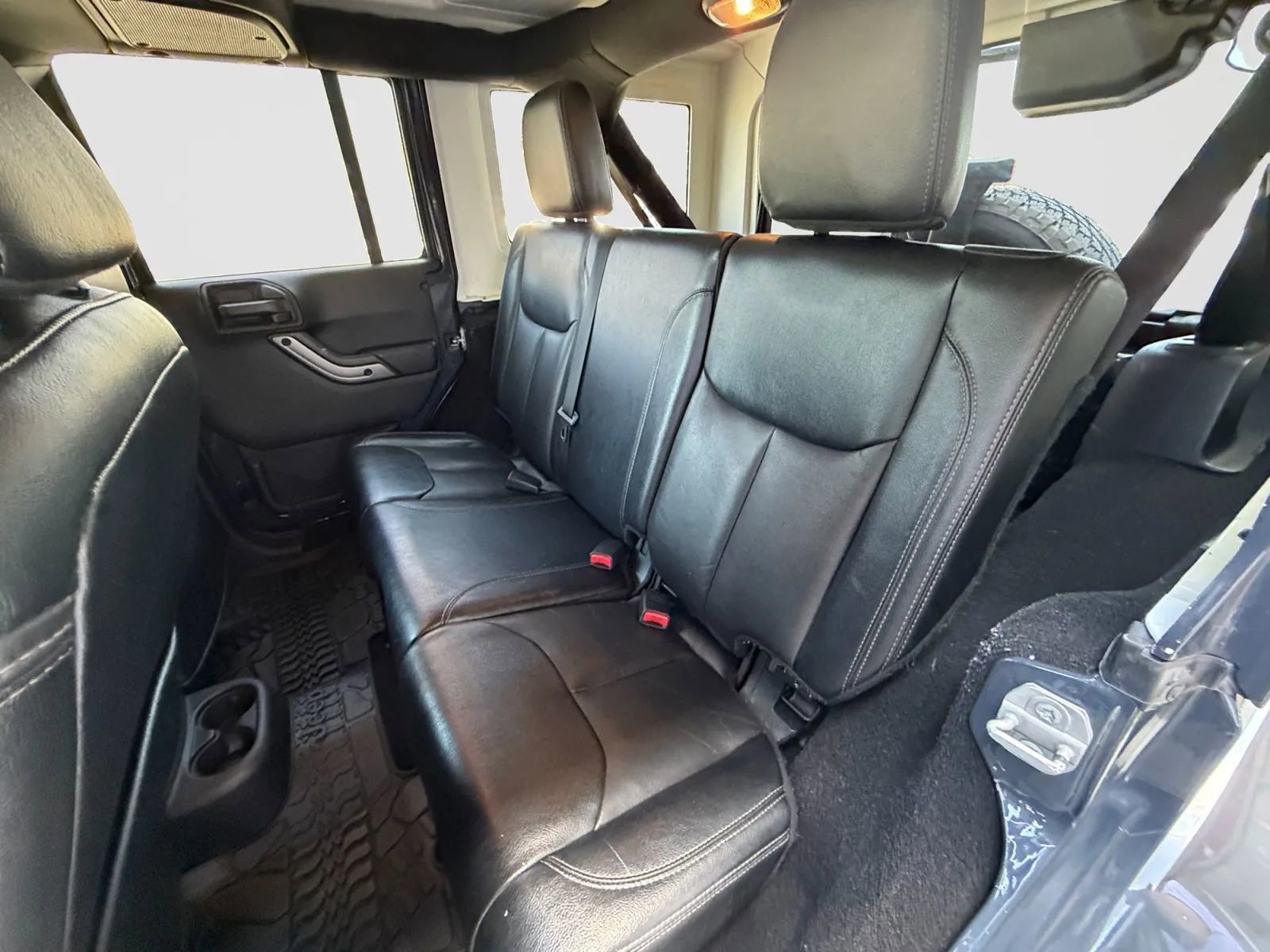 Used 2018 Jeep Wrangler Unlimited Sahara image 13