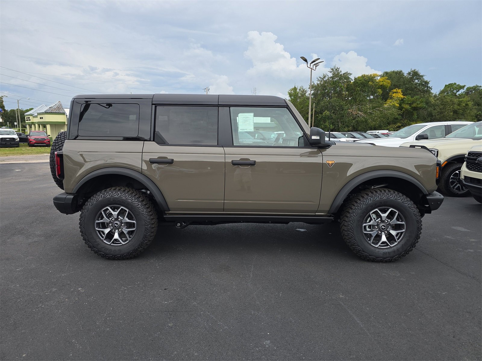 New 2025 Ford Bronco Badlands image 3