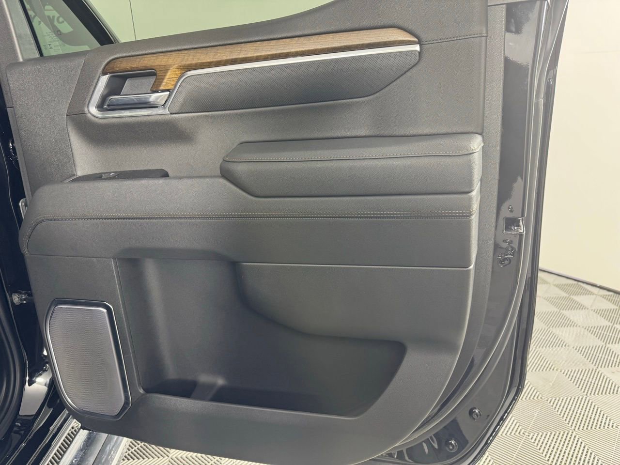 Used 2025 Chevrolet Silverado 1500 High Country w/ Technology Package image 36