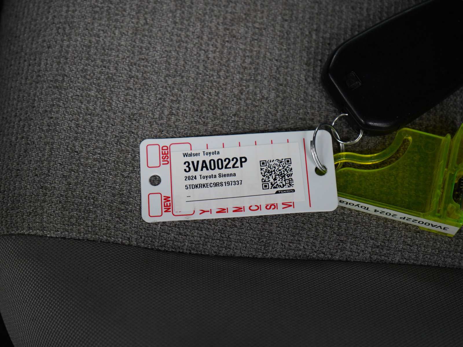 Used 2024 Toyota Sienna LE FWD image 31