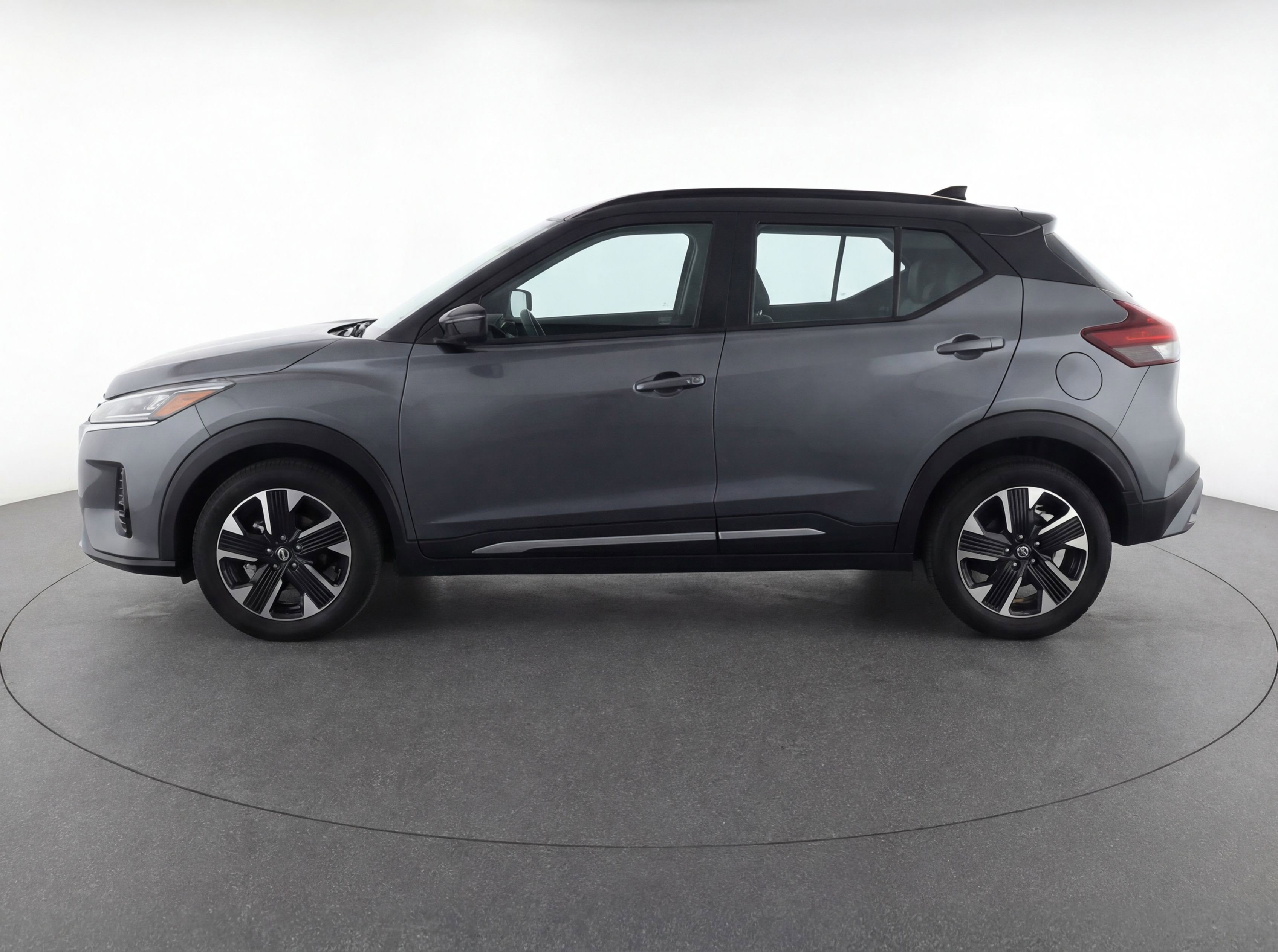 Used 2025 Nissan Kicks SV image 5