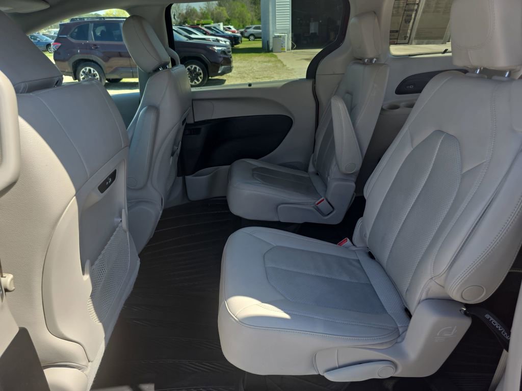 Used 2021 Chrysler Pacifica Touring-L w/ Premium & Safety Sphere Group image 33