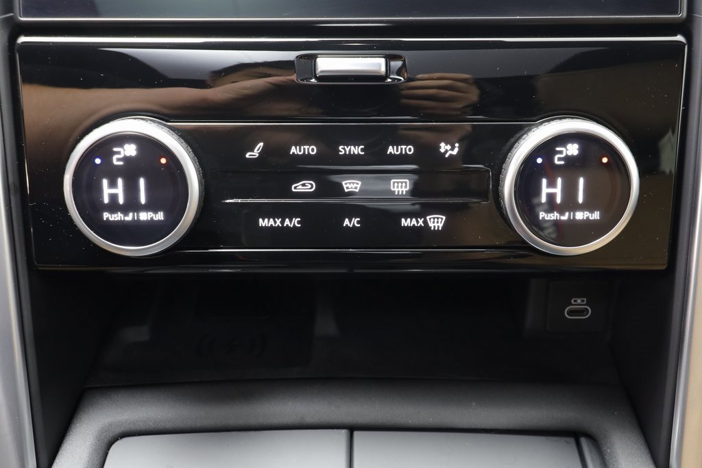 Used 2024 Land Rover Discovery Dynamic SE image 13