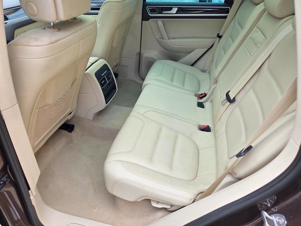 Used 2013 Volkswagen Touareg Executive AWD/4WD image 21