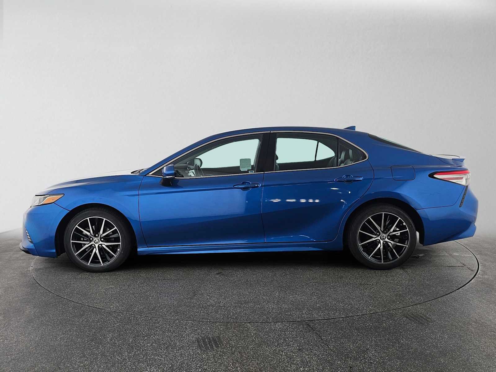 Used 2019 Toyota Camry SE FWD image 6