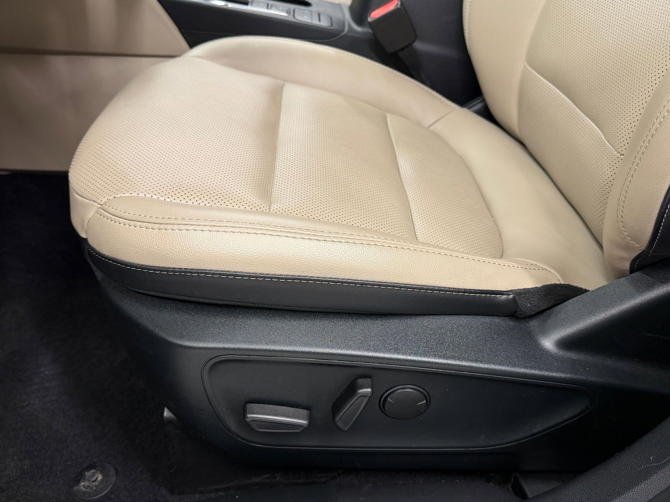 Used 2022 Ford Escape Titanium image 12