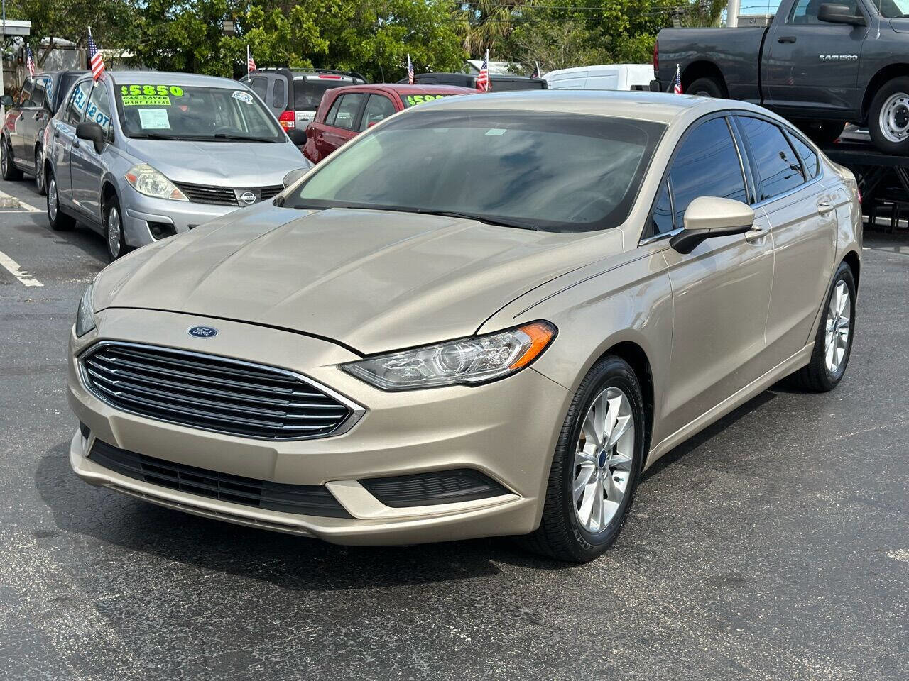 Used 2017 Ford Fusion SE image 1