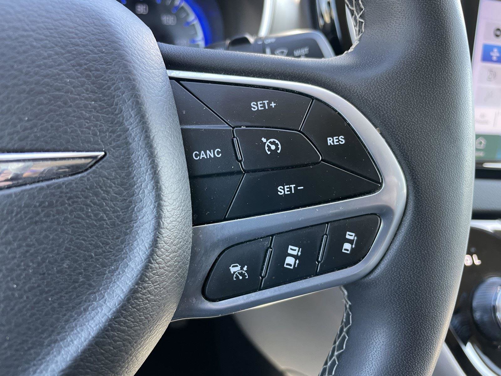 Used 2023 Chrysler Pacifica Touring-L image 17