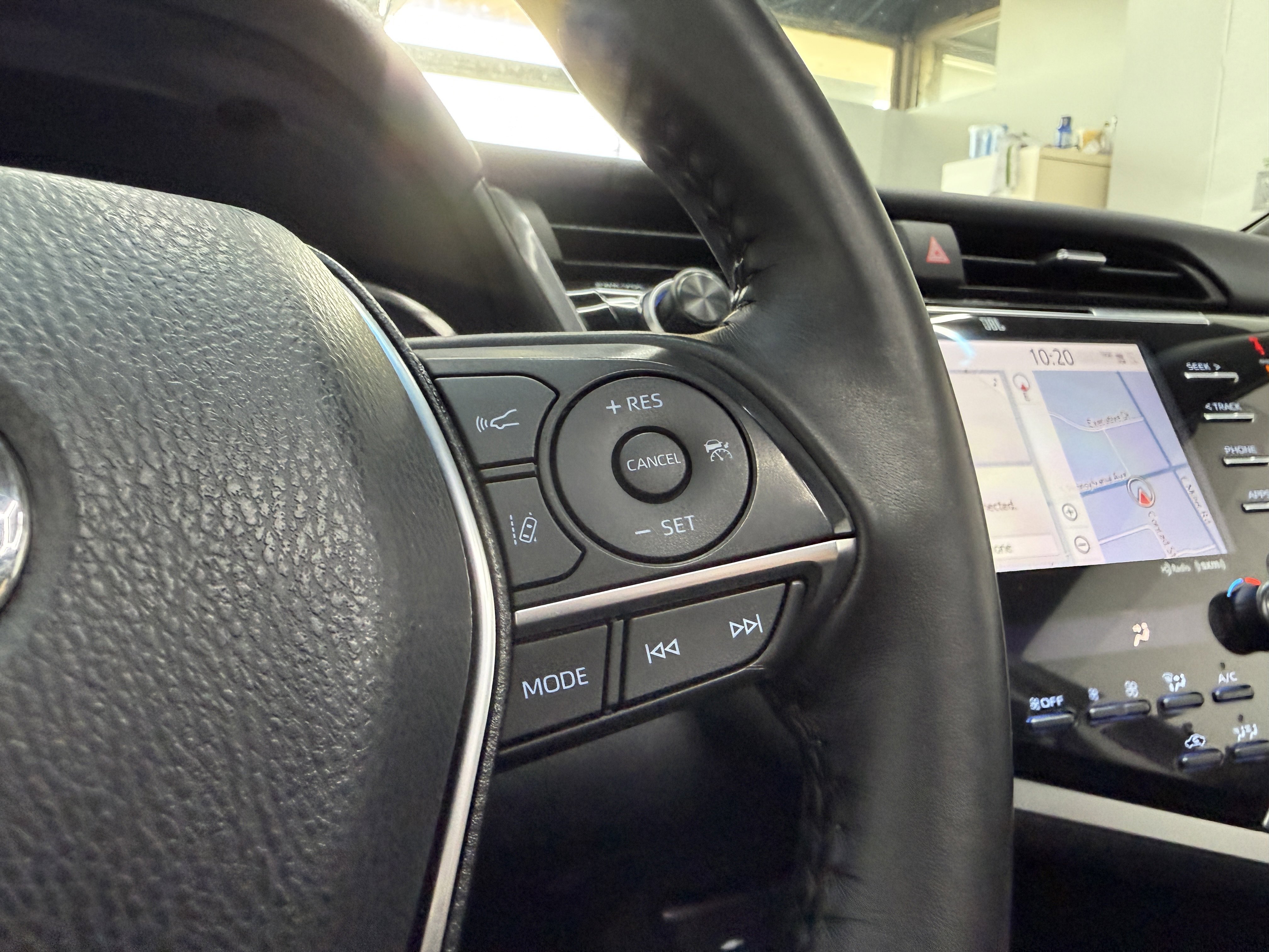 Used 2018 Toyota Camry XLE FWD image 16