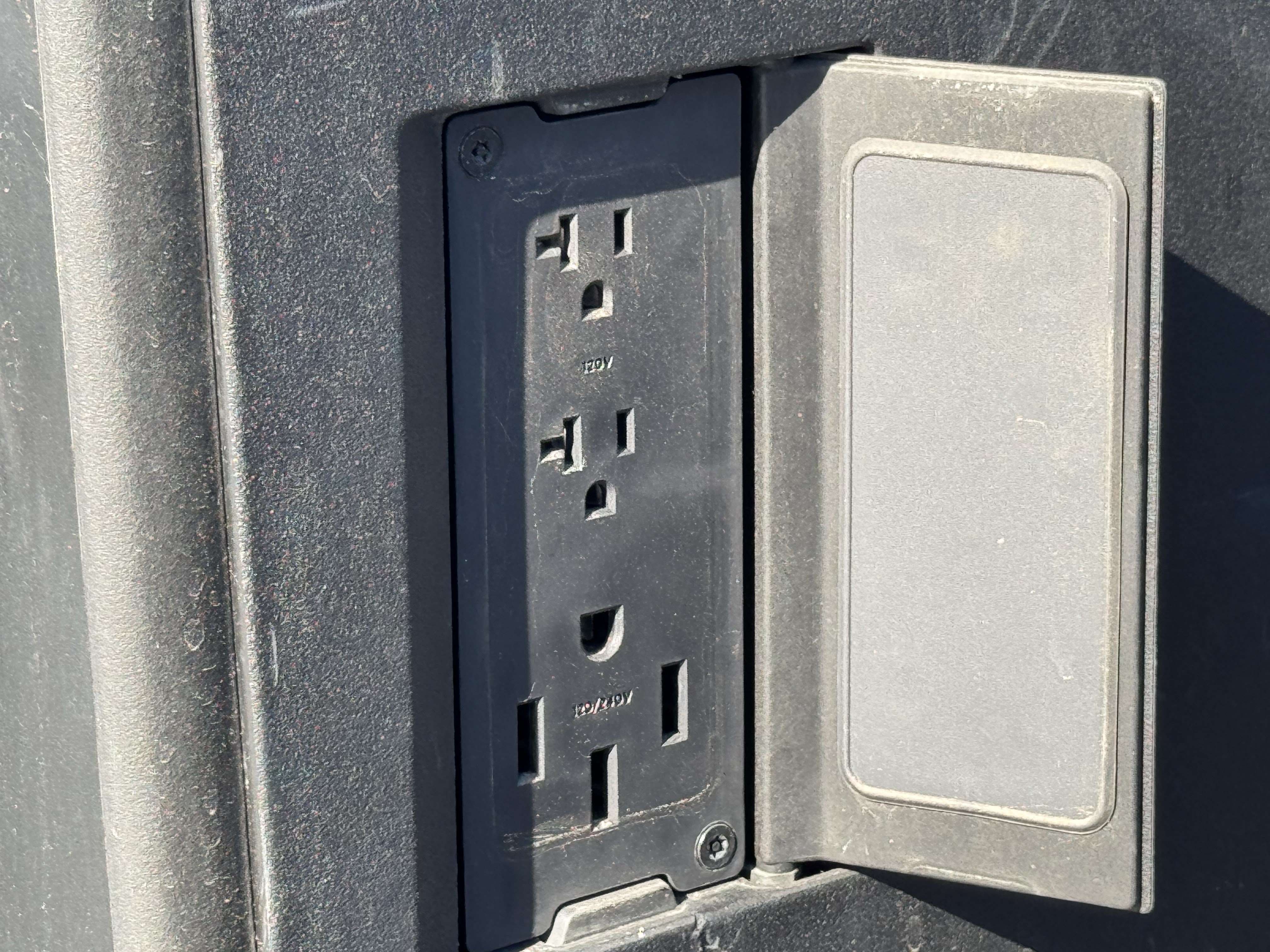 Used 2024 Tesla Cybertruck Cyberbeast AWD/4WD image 39