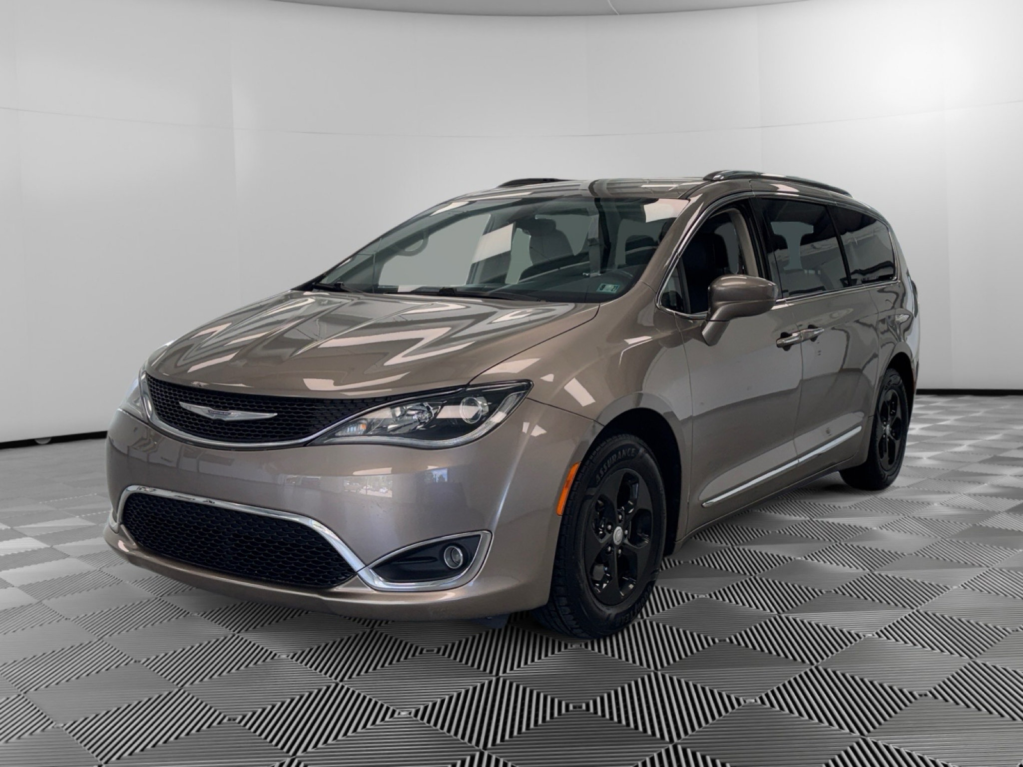 Used 2017 Chrysler Pacifica Touring-L Plus FWD image 4
