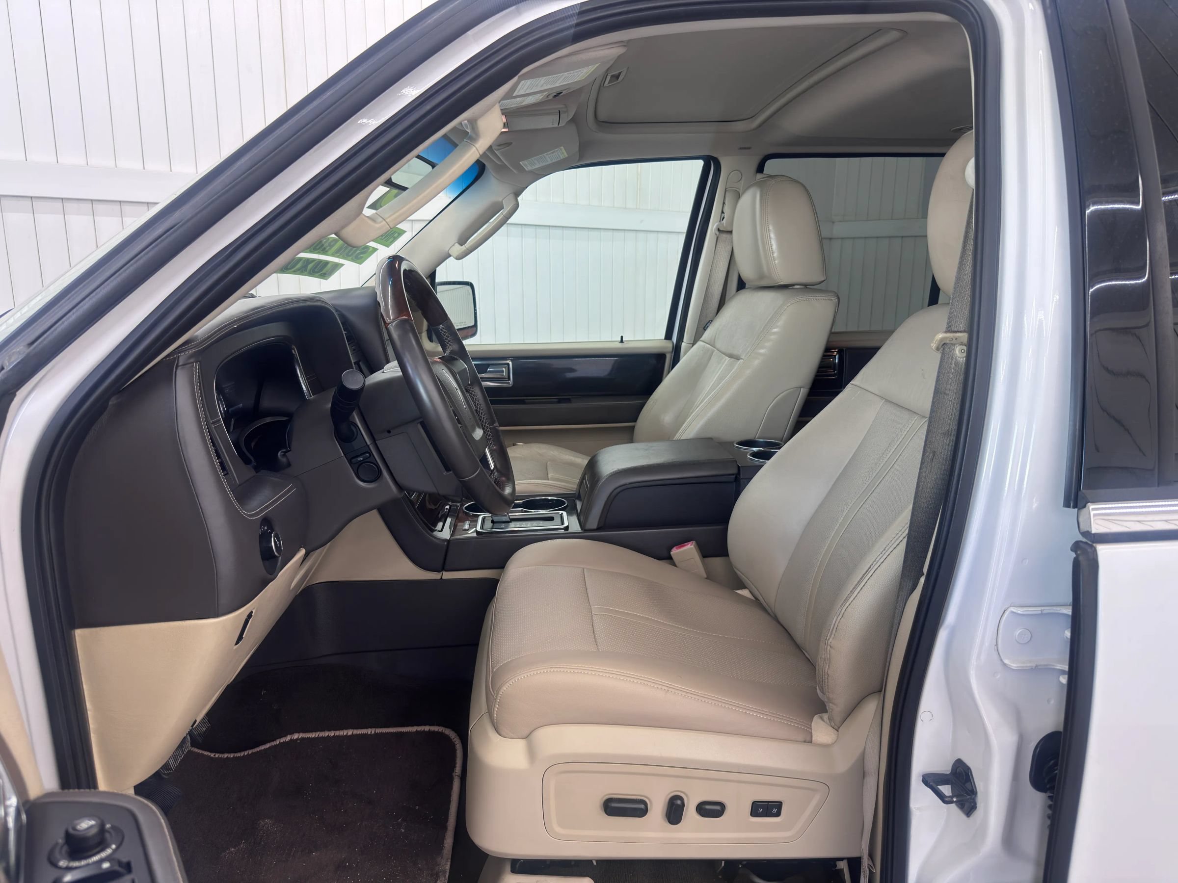 Used 2015 Lincoln Navigator L 2WD w/ Equipment Group 101A Reserve image 9