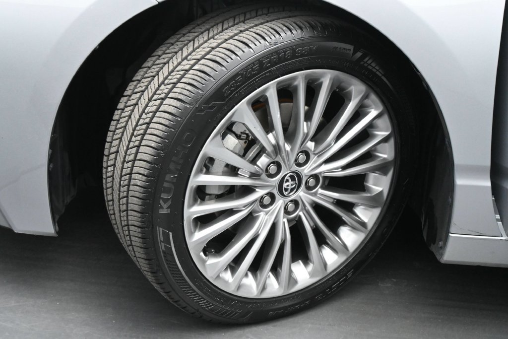 Used 2020 Toyota Avalon Limited w/ Advanced Safety Package FWD image 23