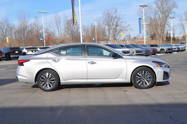 Used 2024 Nissan Altima 2.5 SV image 2