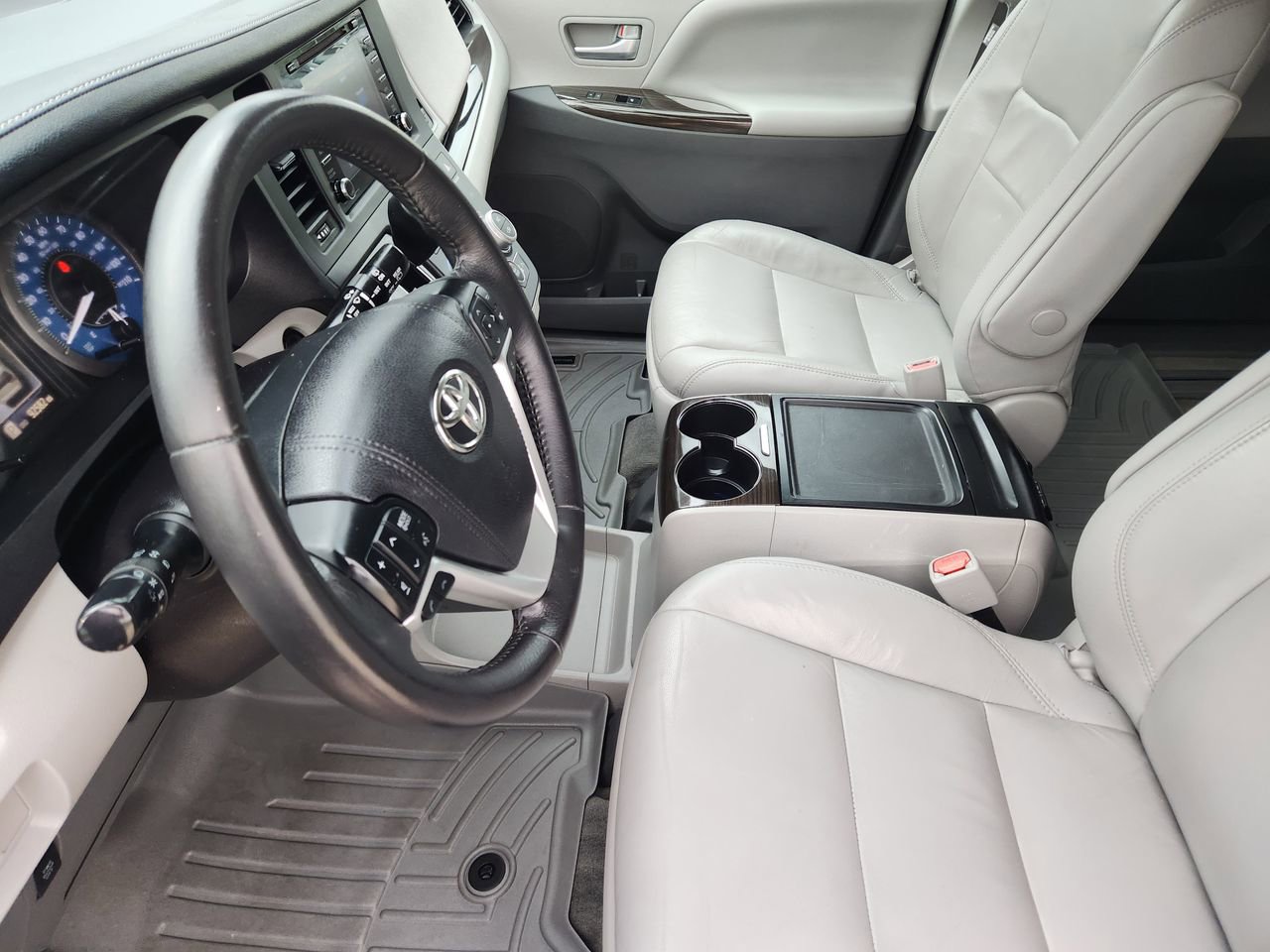Used 2018 Toyota Sienna XLE image 12